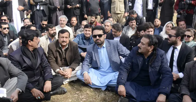 সুপ্রিম কোর্টের বাইরে পিটিআইয়ের নেতা কর্মীরা